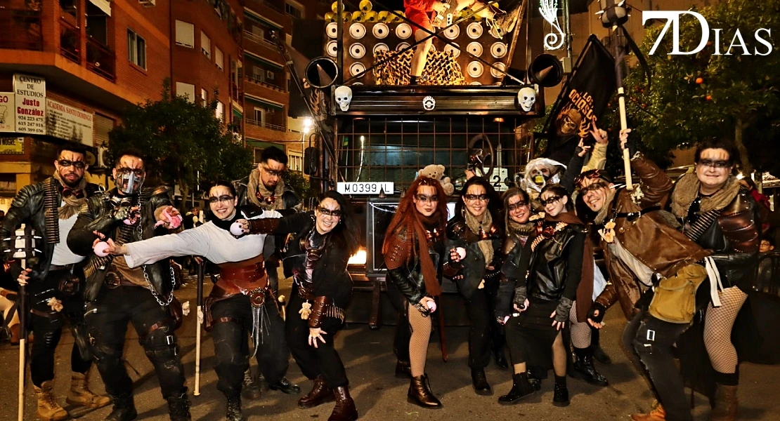 Imágenes de Artefactos y Grupos de Animación en el Gran Desfile del Carnaval de Badajoz 2026