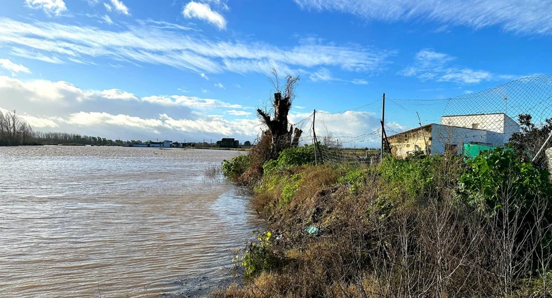 Desalojan las casas aisladas de Gévora ante la crecida del río