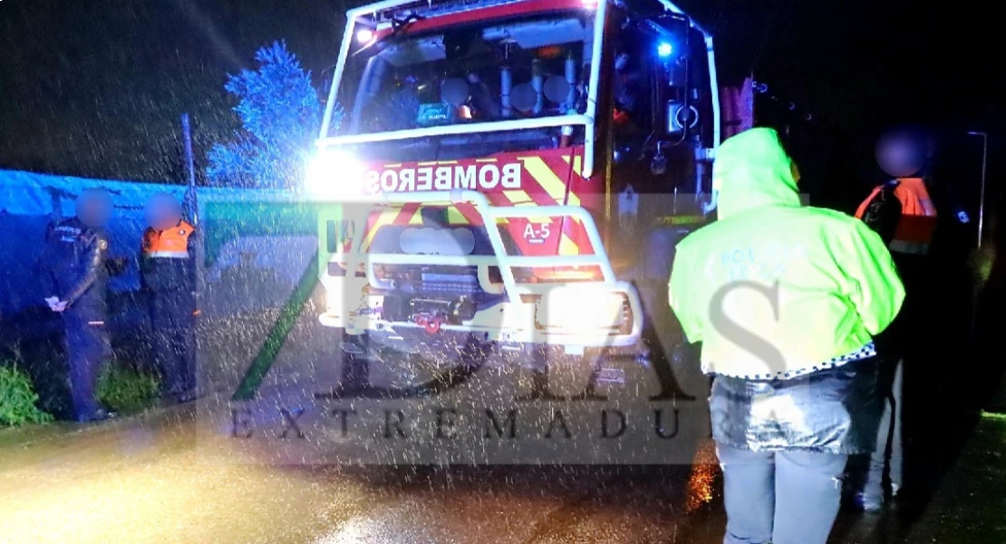 Una familia queda atrapada tras la crecida del río Calamón en Badajoz