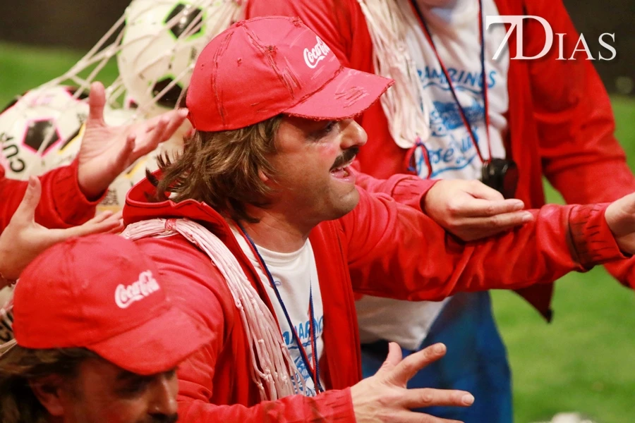 Actuación y entrevista de la murga Valentín, entrenador infantil en la final del COMBA 2026