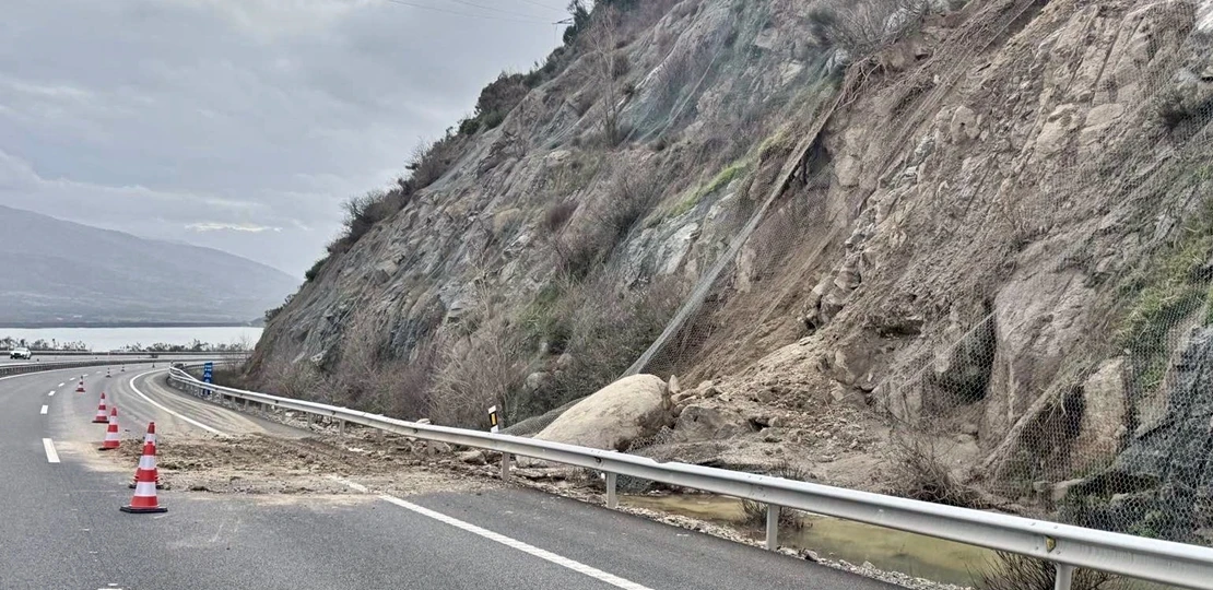 Corte en la A-66 por un desprendimiento de rocas
