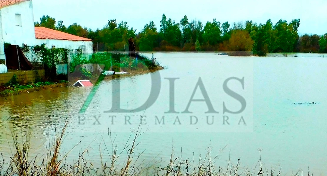 Vecinos de las casas aisladas de Valdebotoa: "Tenemos el agua a las puertas de casa"