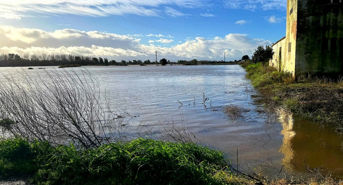 Desalojan las casas aisladas de Gévora ante la crecida del río
