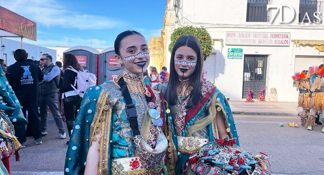 Los carnavaleros apoyan a Balumba maquillándose como la comparsa en Talavera