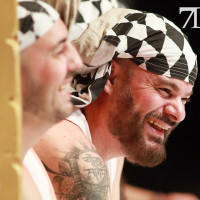 Actuación y entrevista de la murga Water Closet en la final del COMBA 2026