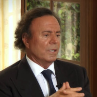 Julio Iglesias planta cara a Yolanda Díaz con una demanda por acusarle de "abusos sexuales"