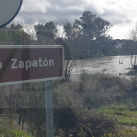 Los desembalses elevan a naranja el nivel del río Zapatón, afluente del Gévora