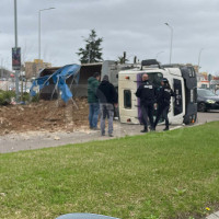 Vuelca un camión y corta la avenida de Elvas de Badajoz
