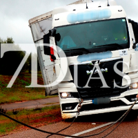 Un accidente de un traíler dificulta el tráfico en la N-432