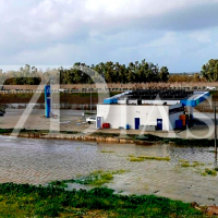 La crecida del Gévora mantiene en vilo a la región con desalojos y cortes de tráfico