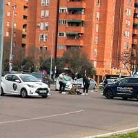 Accidente en una rotonda de Valdepasillas: socorren a una persona