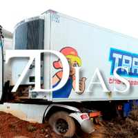 Un tráiler queda destrozado tras accidentarse en la N-523