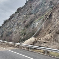 Corte en la A-66 por un desprendimiento de rocas