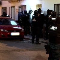 Varios jóvenes detenidos por disparar desde un coche a dos personas