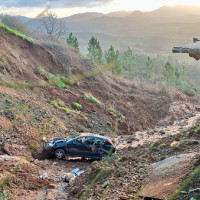 Un coche cae en un socavón al desprenderse una carretera en Extremadura