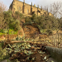 Un desprendimiento bajo la Catedral de Coria bloquea la calzada romana y la carretera