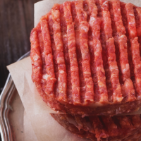 Cuidado con los alimentos poco cocinados: lanzan consejos para evitar la intoxicación