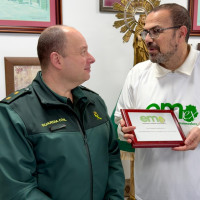 La Guardia Civil entrega 10.000 € a la Asociación de Esclerosis Múltiple de Extremadura