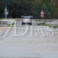 Rescatan a una joven atrapada con su coche en el badén de Talavera la Real