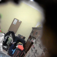 Instala una cámara oculta en un dormitorio para grabar a dos mujeres y acaba detenido