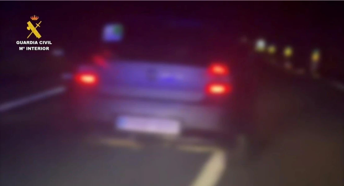 Lo graban circulando sin carnet y en sentido contrario por una carretera extremeña