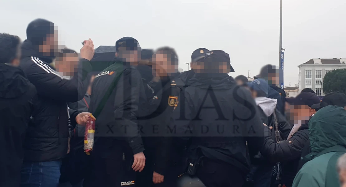 Se viven momentos de tensión en la grada de los aficionados del Badajoz en Don Benito