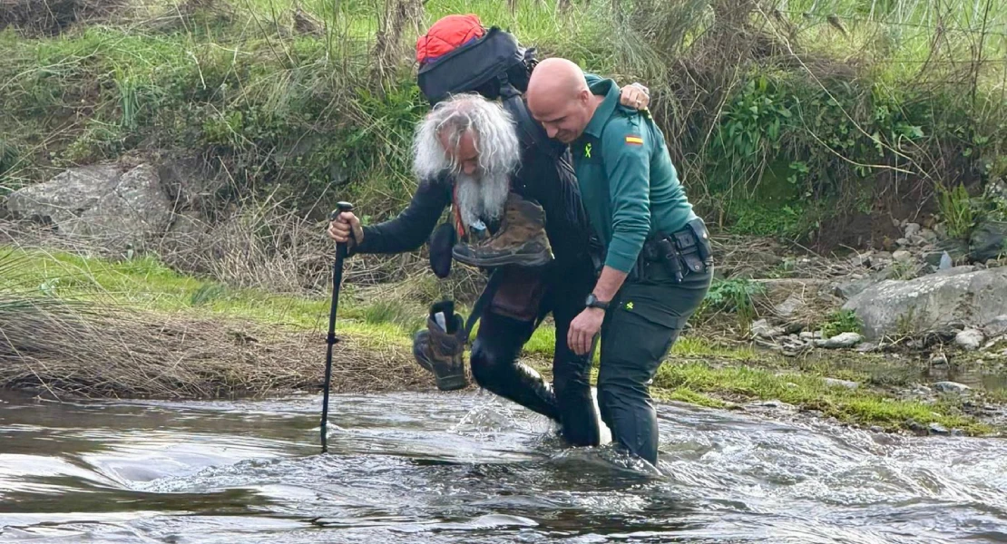 Rescatan a un peregrino tras sufrir una caída y desorientarse en un pantano extremeño