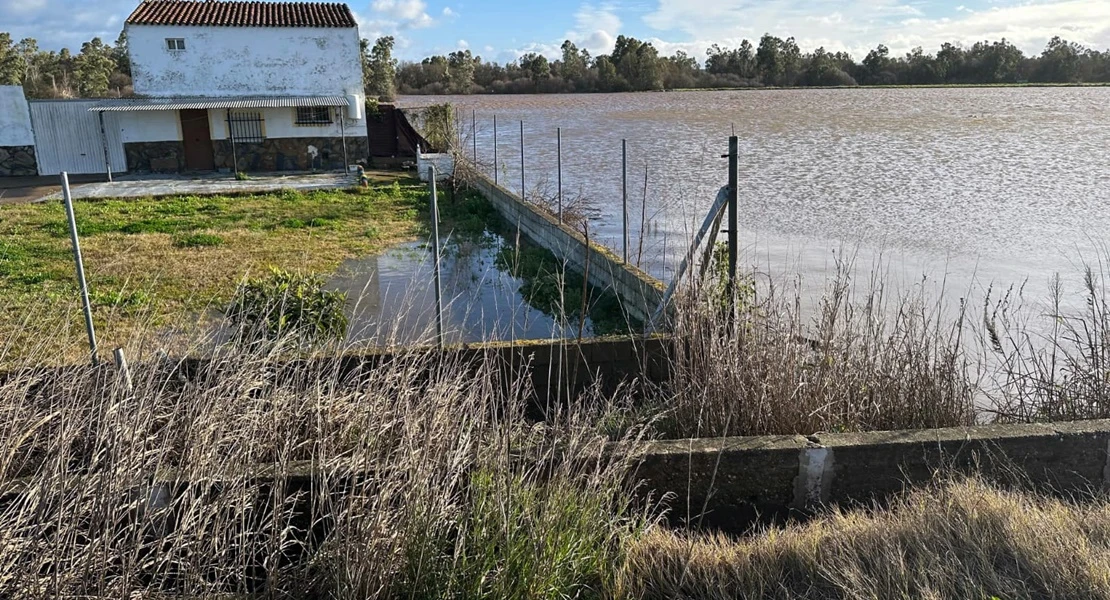 Desalojan las casas aisladas de Gévora ante la crecida del río