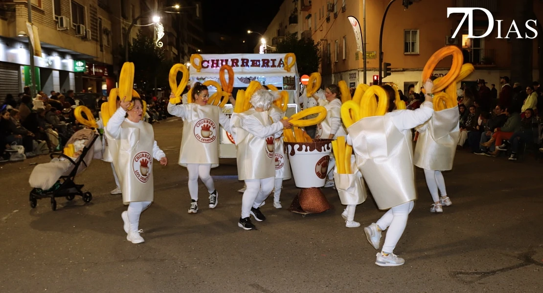Imágenes de Artefactos y Grupos de Animación en el Gran Desfile del Carnaval de Badajoz 2026
