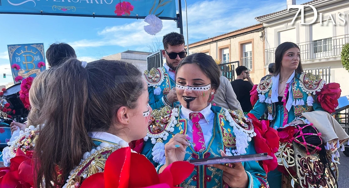 Los carnavaleros apoyan a Balumba maquillándose como la comparsa en Talavera