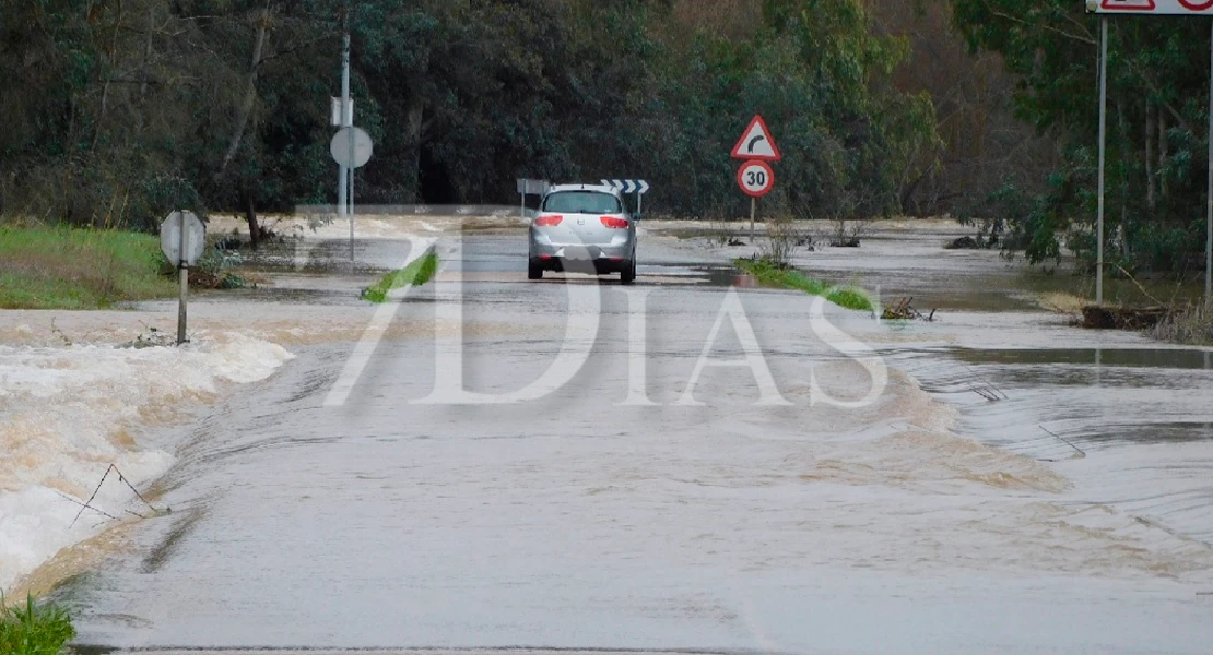 Rescatan a una joven atrapada con su coche en el badén de Talavera la Real