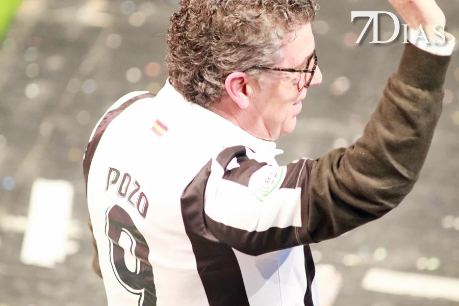 Actuación y entrevista de la murga Valentín, entrenador infantil en la final del COMBA 2026