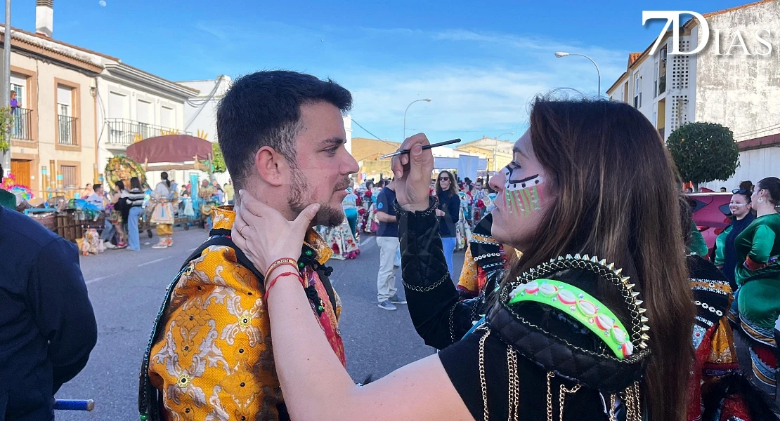 Los carnavaleros apoyan a Balumba maquillándose como la comparsa en Talavera