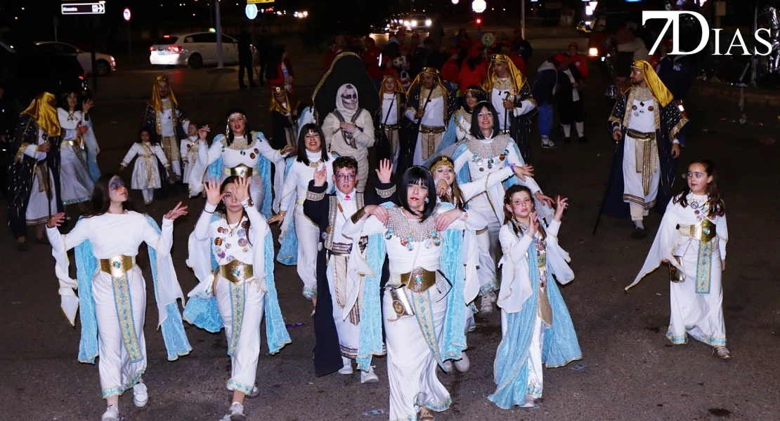 Imágenes de Artefactos y Grupos de Animación en el Gran Desfile del Carnaval de Badajoz 2026