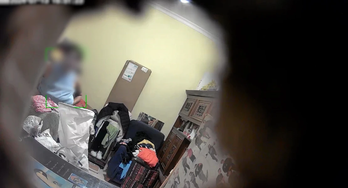 Instala una cámara oculta en un dormitorio para grabar a dos mujeres y acaba detenido