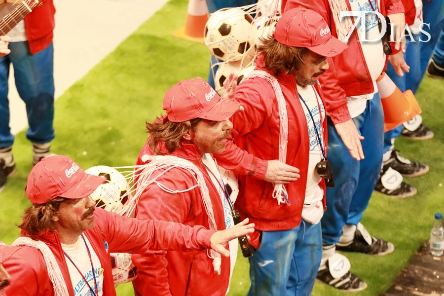 Actuación y entrevista de la murga Valentín, entrenador infantil en la final del COMBA 2026