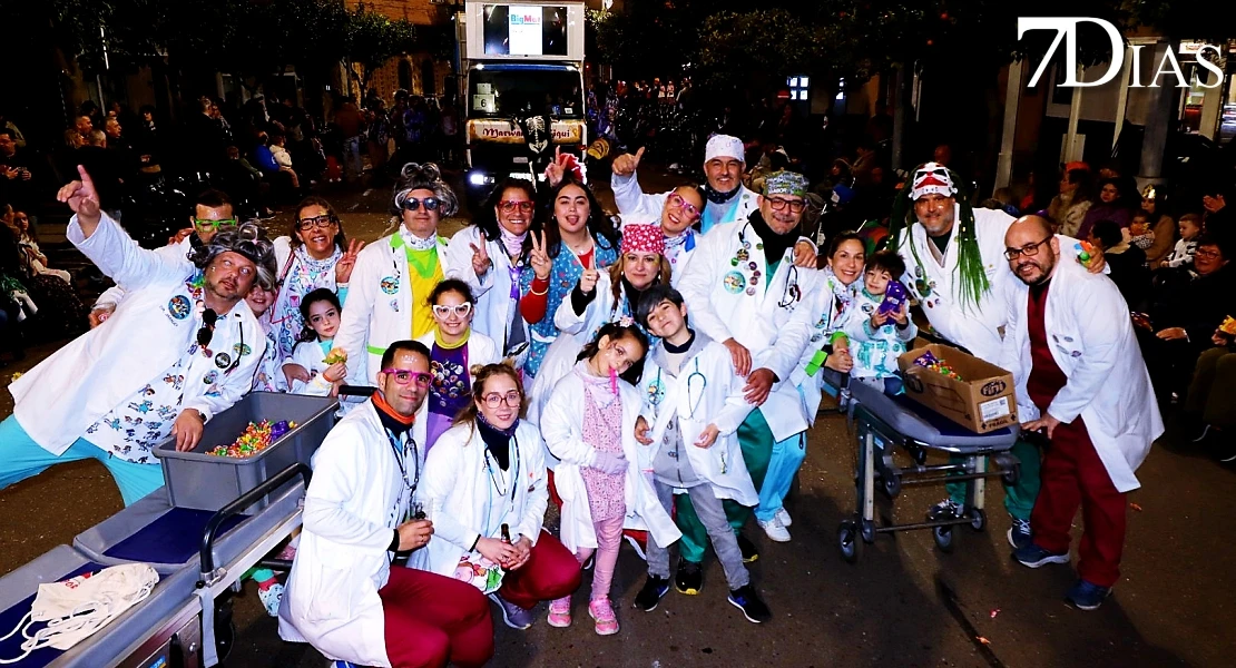 Imágenes de Artefactos y Grupos de Animación en el Gran Desfile del Carnaval de Badajoz 2026