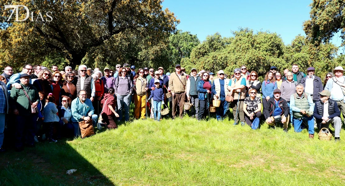 Aficionados de todas partes se unen en Villanueva del Fresno en busca del gurumelo