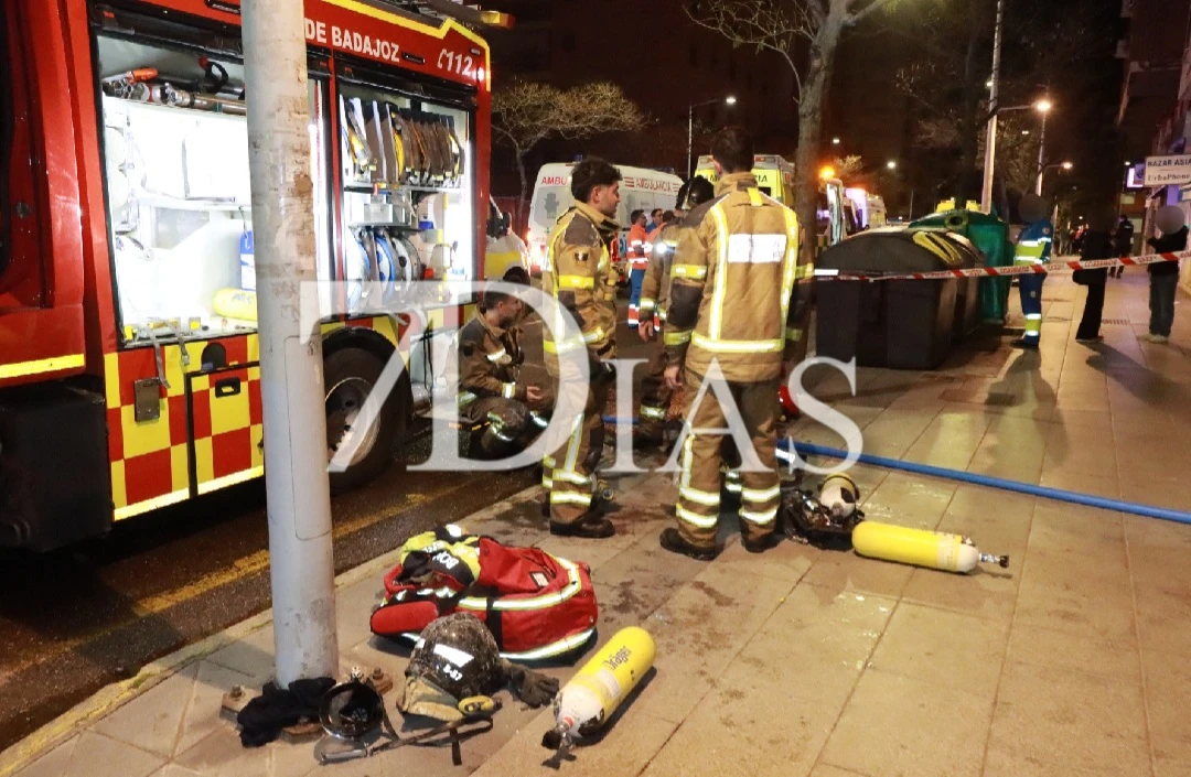 Un grave incendio obliga a desalojar un edificio en Badajoz y fallece un perro