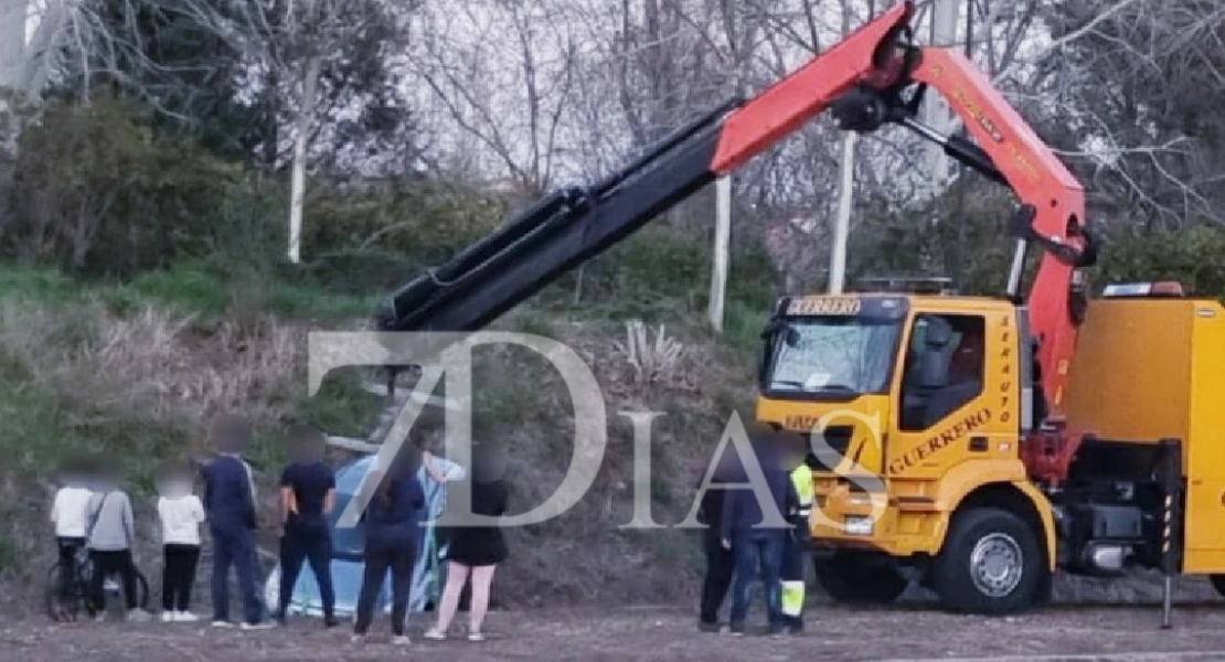 Acaba atrapado con su vehículo en una zanja en Badajoz