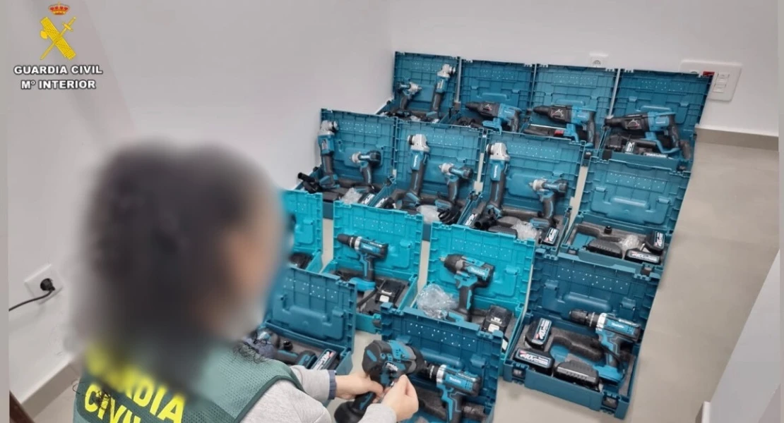 Le pillan vendiendo herramientas presuntamente falsificadas desde el maletero en Coria