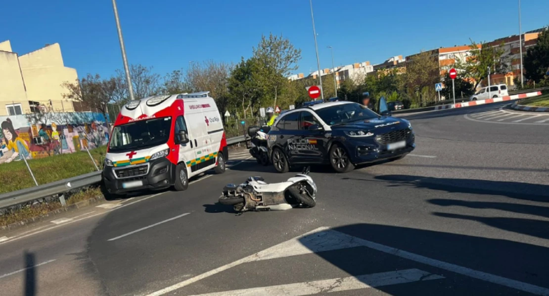 Un accidente entre un coche y una moto deja una mujer herida en Cáceres