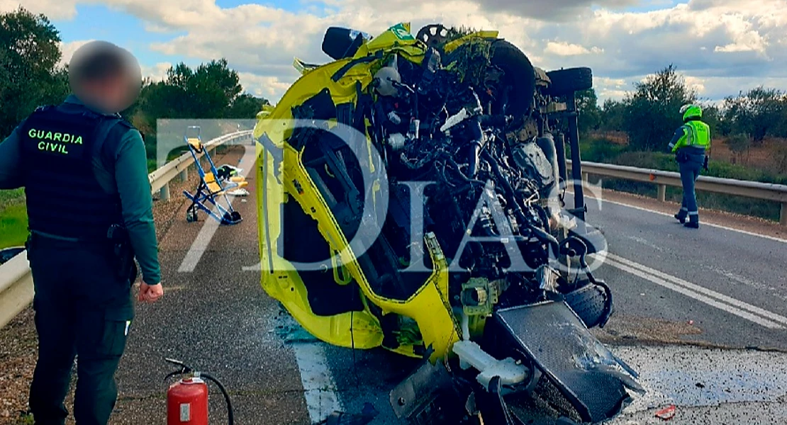 Grave choque frontal entre una ambulancia y un turismo en Badajoz