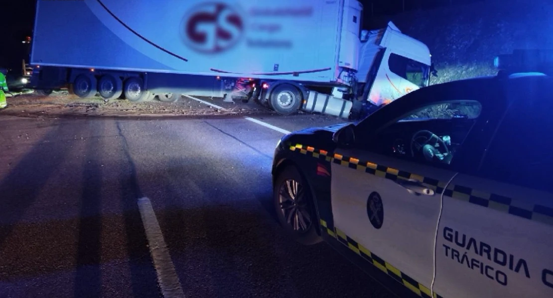 Un camión cruza la mediana de la A-5 y corta la autovía