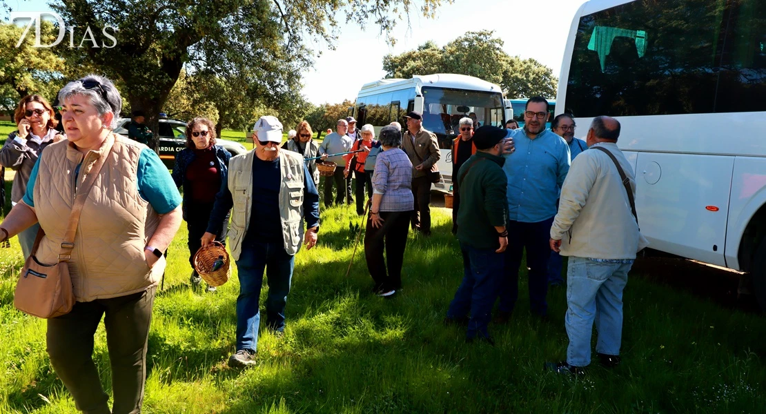 Aficionados de todas partes se unen en Villanueva del Fresno en busca del gurumelo