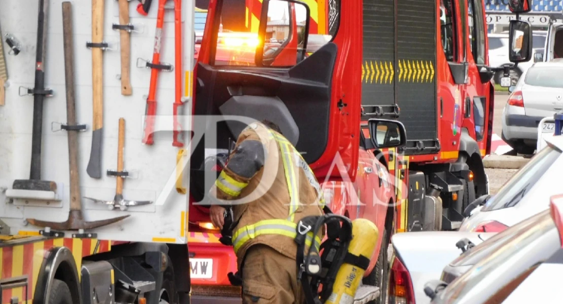 Amplio dispositivo por un incendio en un local de Valdepasillas