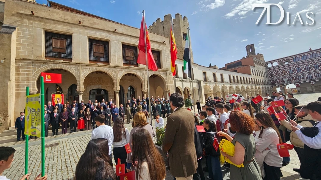 Inauguran una nueva estatua por el Día de Badajoz: