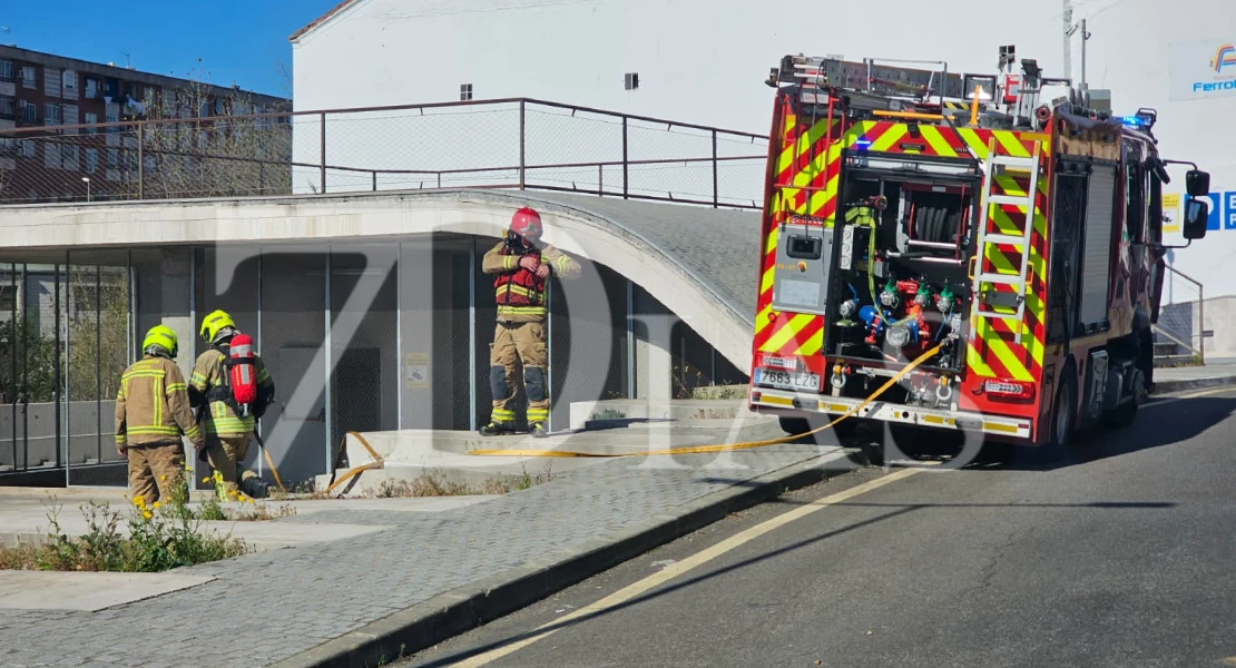 Un incendio en un parking moviliza a los bomberos en Plasencia
