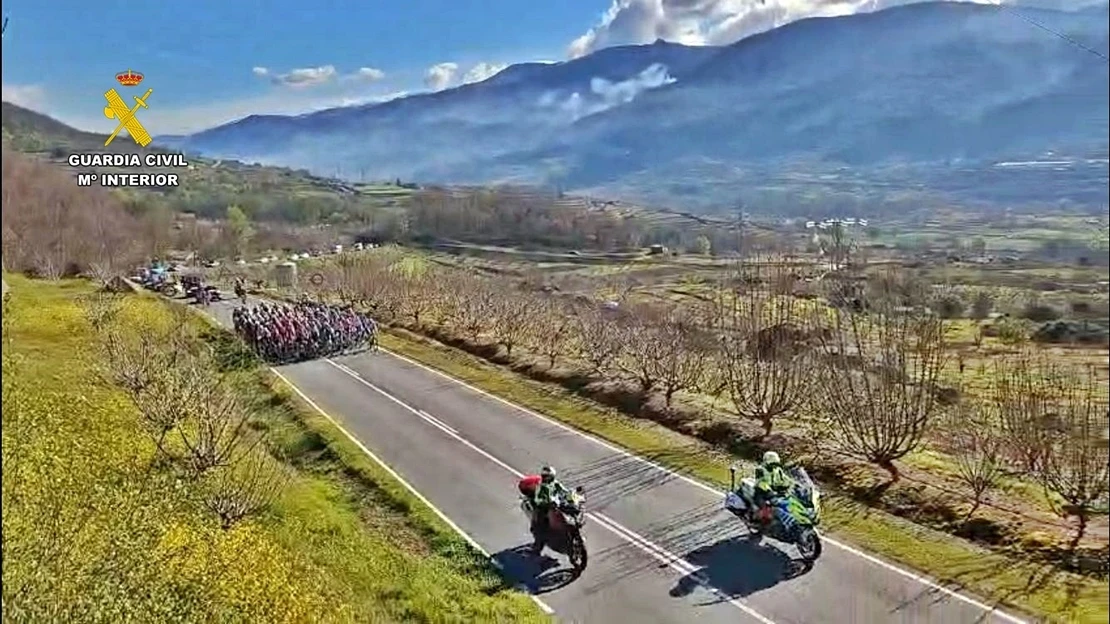La Guardia Civil garantiza la seguridad durante la Vuelta Ciclista a Extremadura Femenina