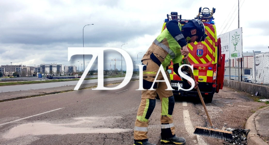 Choque frontolateral entre un coche y una furgoneta en el Polígono El Nevero
